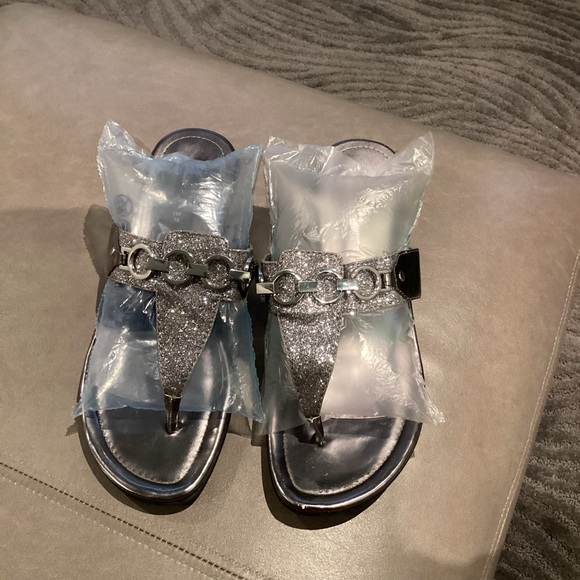 Marc Fisher Thong Sandals with Silver Glitter and Chain Detail Alynda EUC - Picture 4 of 8